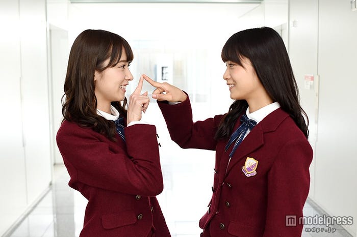 衛藤美彩(左)、深川麻衣(右)