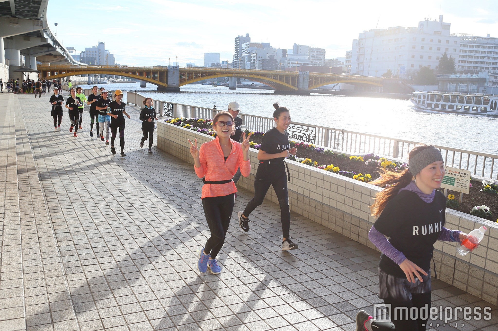 鈴木あや（写真中央）