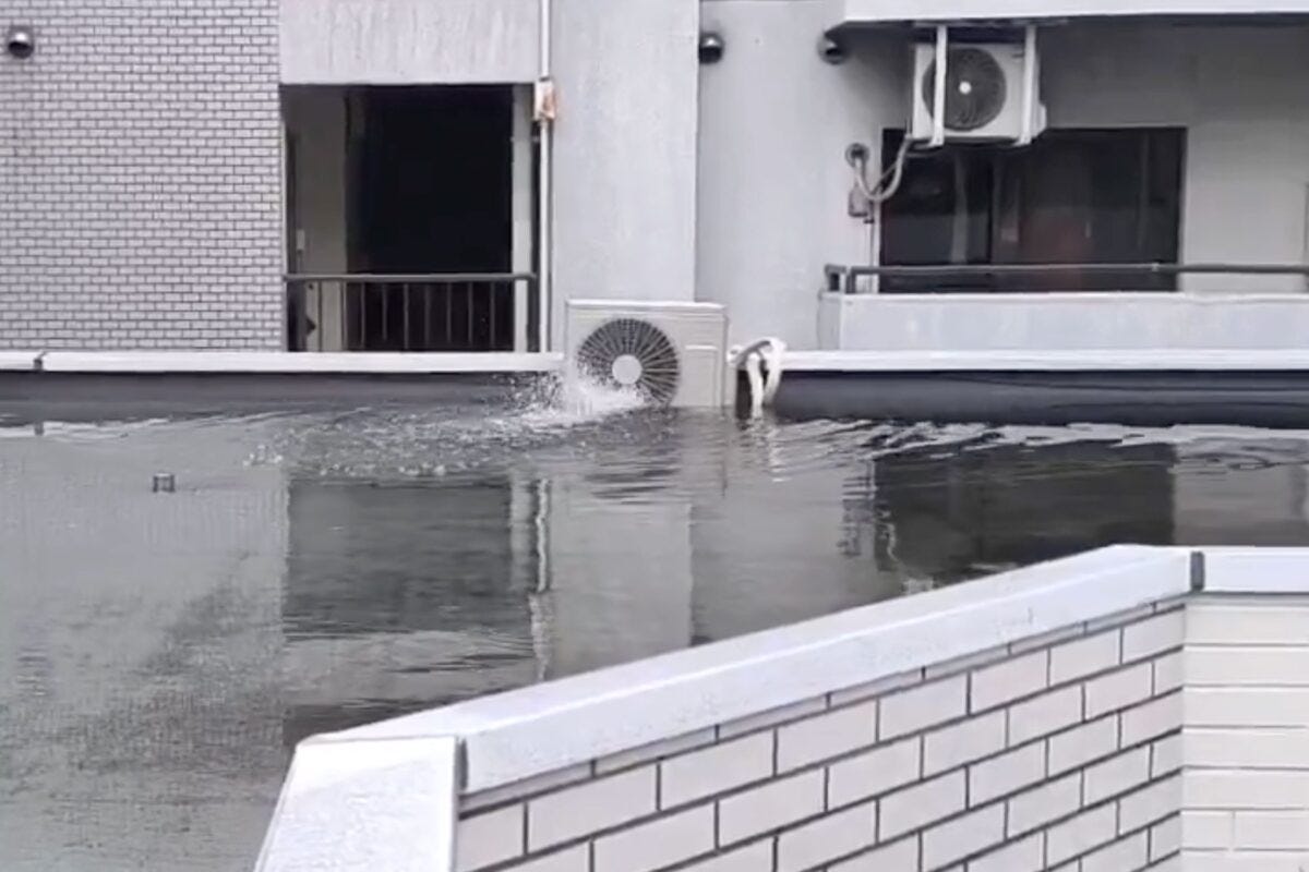 浸水で大ピンチの室外機