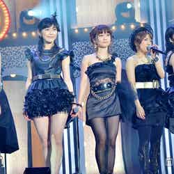 AKB48“チームサプライズ”（左から：篠田麻里子、渡辺麻友、高橋みなみ、大島優子、指原莉乃）