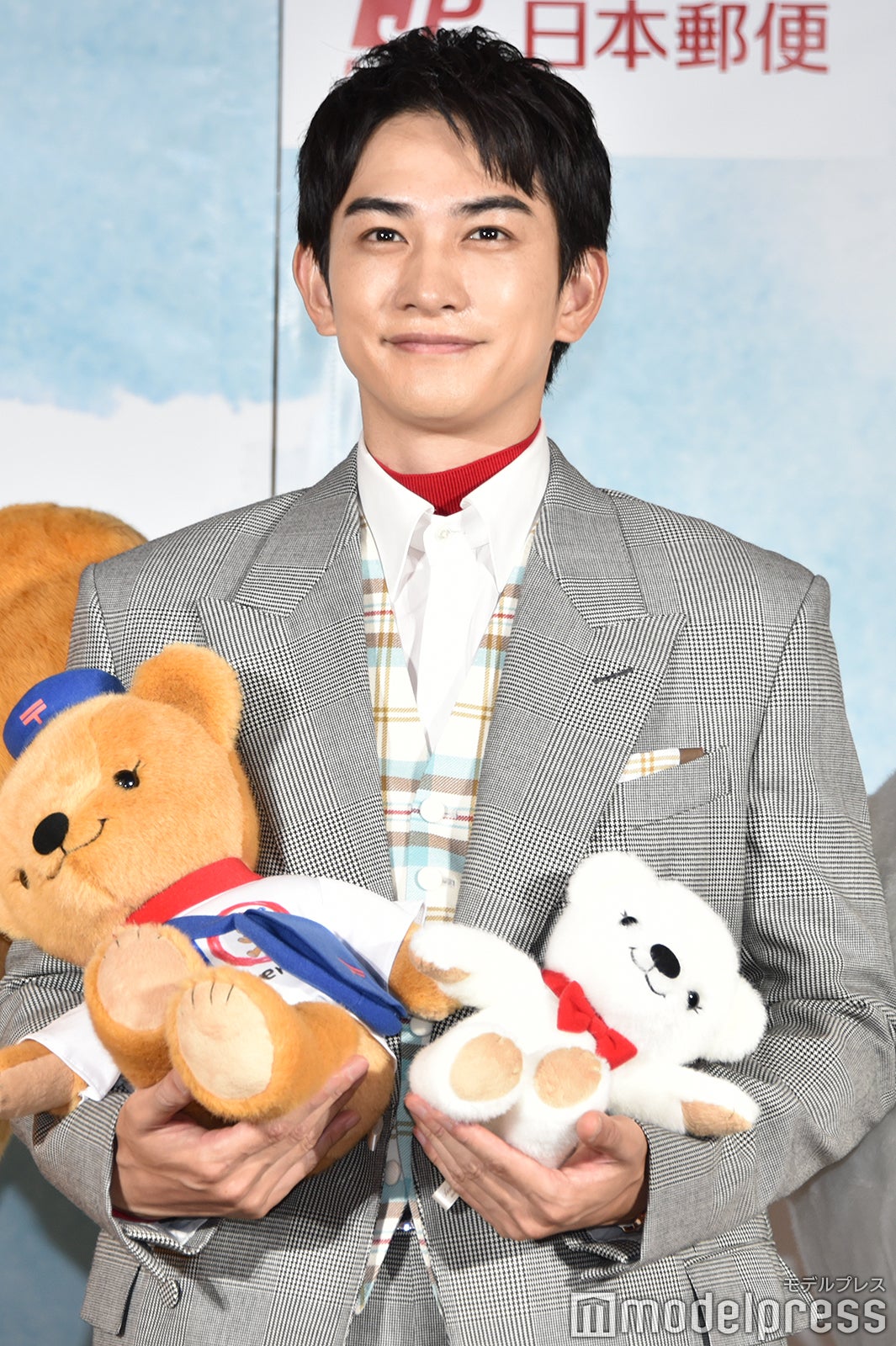 ぬいぐるみを抱く町田啓太（C）モデルプレス