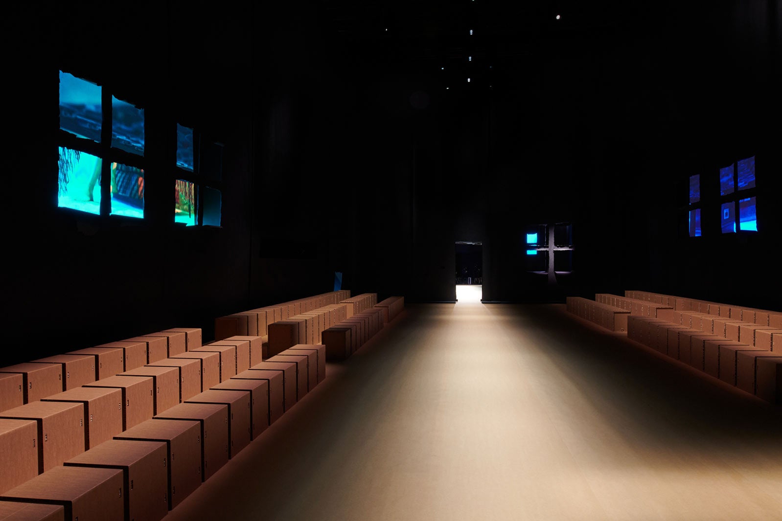 「TOUCH OF CRUDE」ショースペース（提供写真）