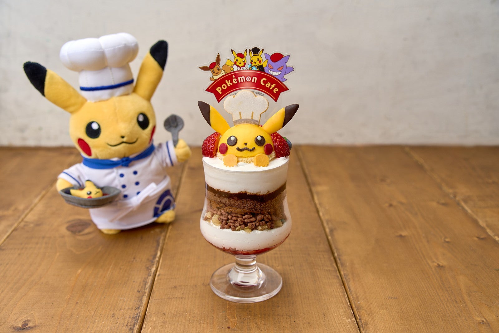 ポケモンカフェ特製かざり付き! ピカピカパフェ ～チョコ＆ベリー～（C）2026 Pokemon. （C）1995-2026 Nintendo/Creatures Inc. /GAME FREAK inc. ポケットモンスター・ポケモン・Pokémonは任天堂・クリーチャーズ・ゲームフリークの商標です。