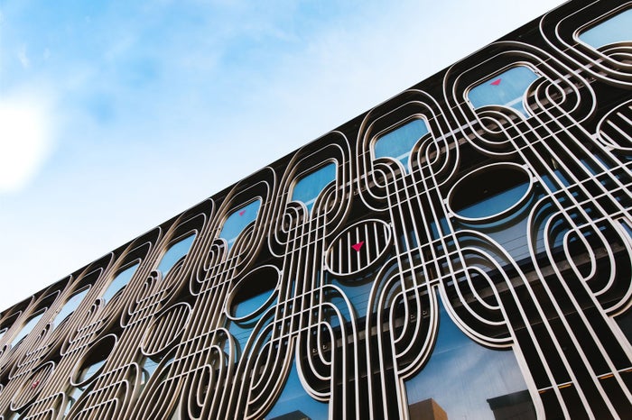 「織物」や「金属工芸」をモチーフにした幾何学模様の外観／画像提供：エイジェーインターブリッジ