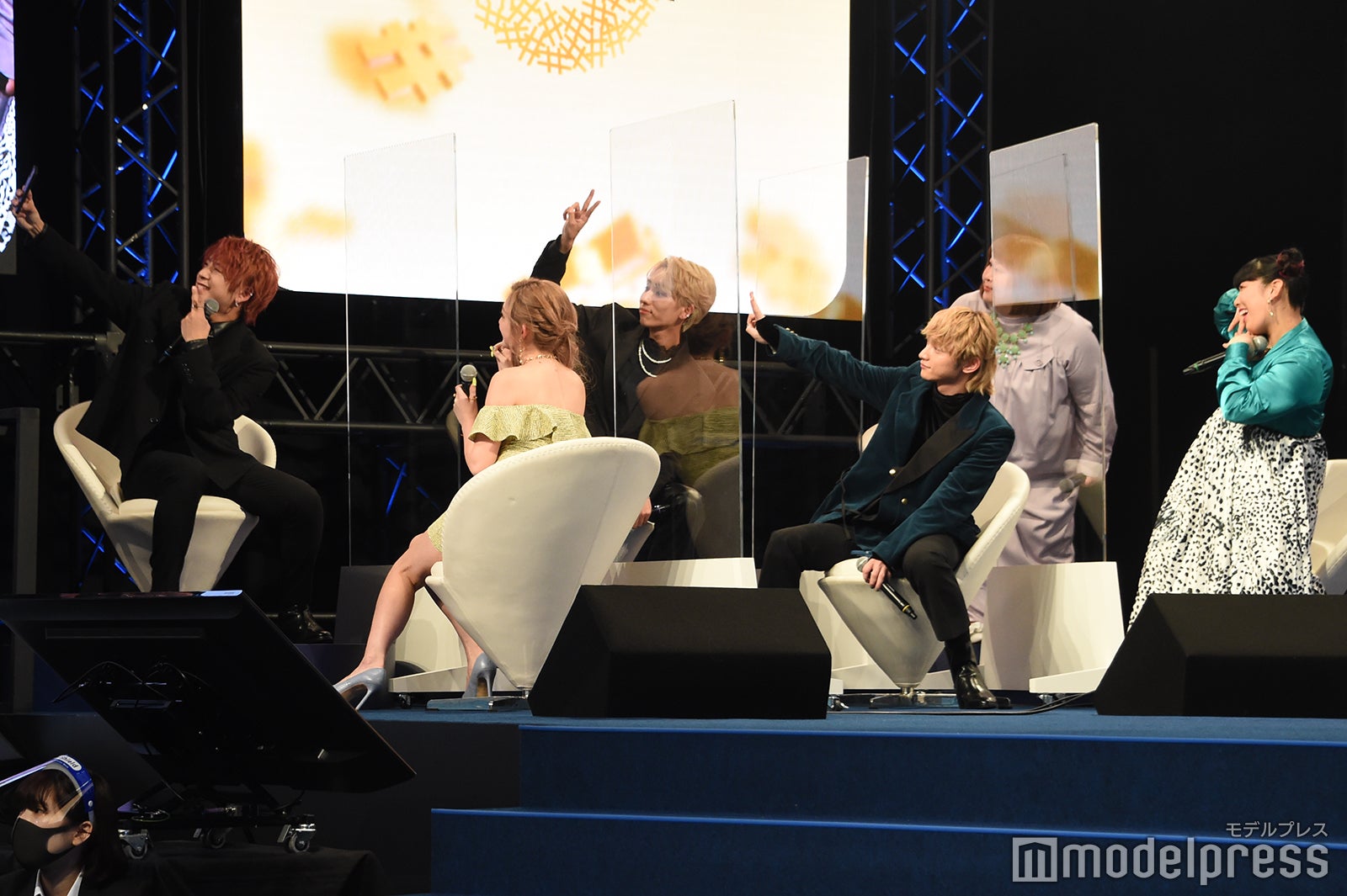 自撮りをするSKY-HI、OWV本田康祐・浦野秀太、ゆうちゃみ、ゆめっち、かなで （C）モデルプレス