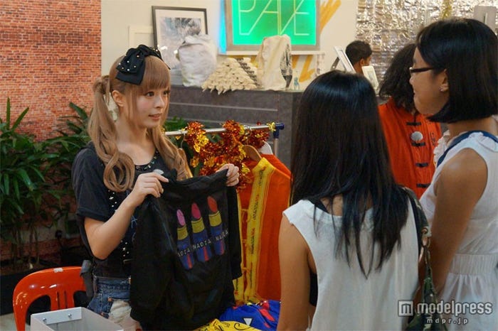 シンガポールでフリーマーケットに挑戦するきゃりーぱみゅぱみゅ/画像提供:関西テレビ