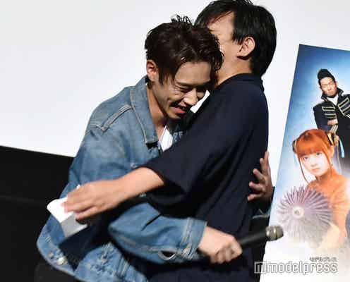 戸塚純貴、感極まり涙 “W山崎”が熱い抱擁<銀魂2>