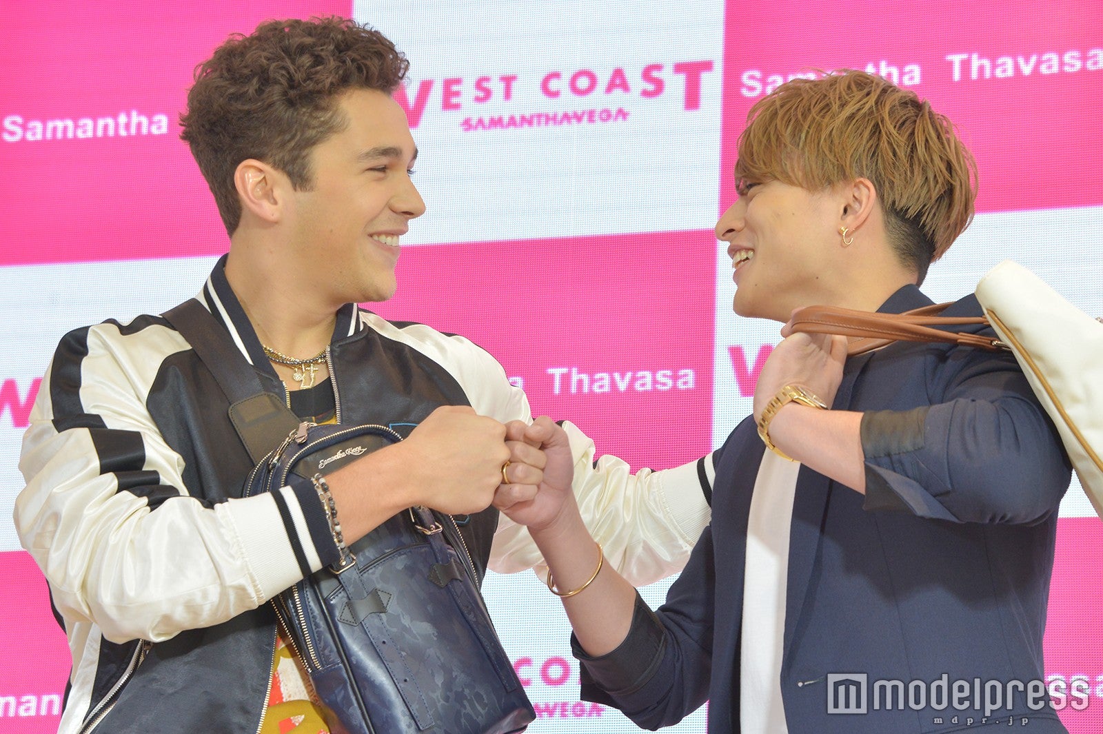 グータッチするオースティン・マホーンと白濱亜嵐 （C）モデルプレス