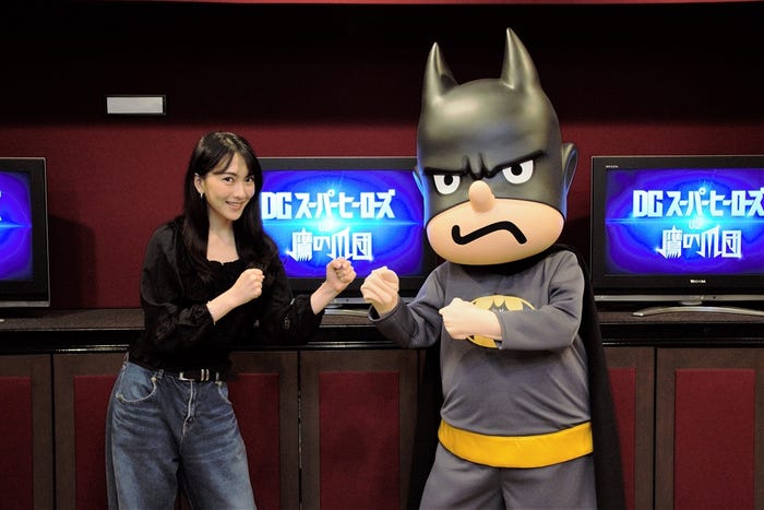 (左)知英(C) Warner Bros. Japan and DLE. DC characters and elements(C)& TM DC Comics. Eagle Talon characters and elements (C) & TM DLE. All Rights Reserved.