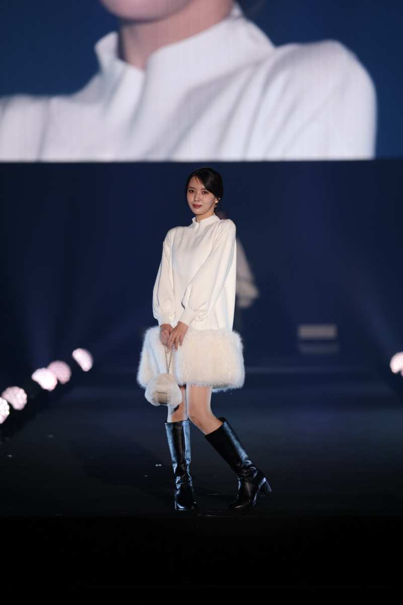 小林由依、ファーのミニワンピ姿で美脚も 冬のヒロインルックでランウェイ