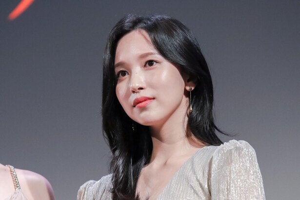 Twiceミナ 美脚あらわなミニ丈ゴールド衣装で登場 渡辺直美 三吉彩花との再会に 光栄です モデルプレス