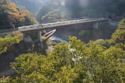 保津川の直上にあるJR保津峡駅