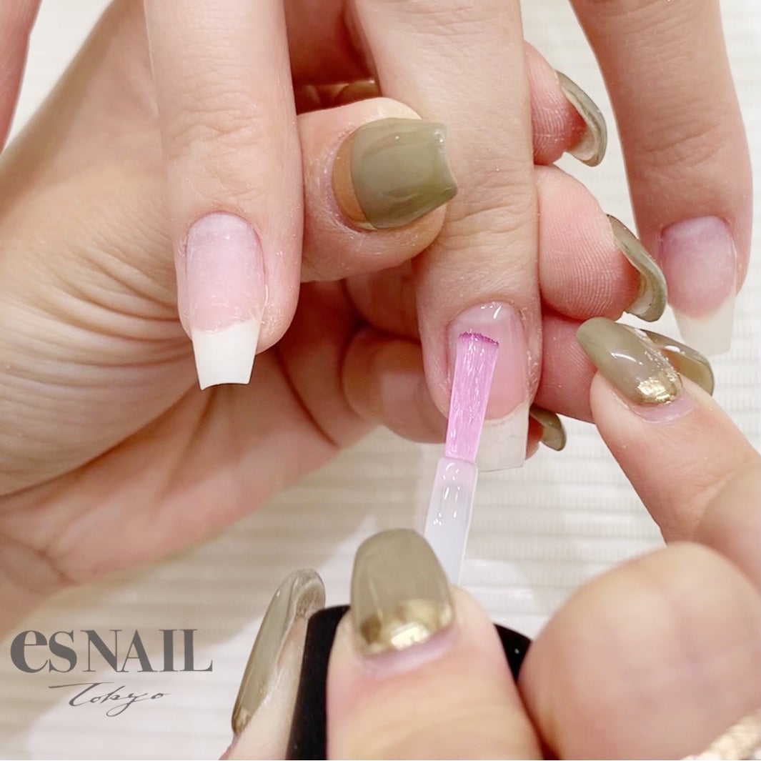 ベースコートは先端もしっかり塗ることで取れにくく！（画像提供：esNAIL）