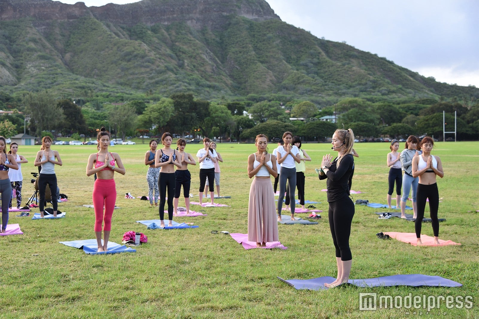 朝ヨガの様子（C）モデルプレス