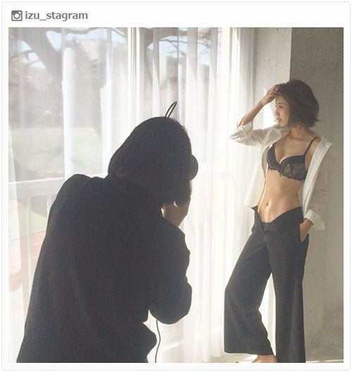 モデルizu、ランジェリー姿で“美くびれ”披露　SEXYショットに絶賛の声相次ぐ
