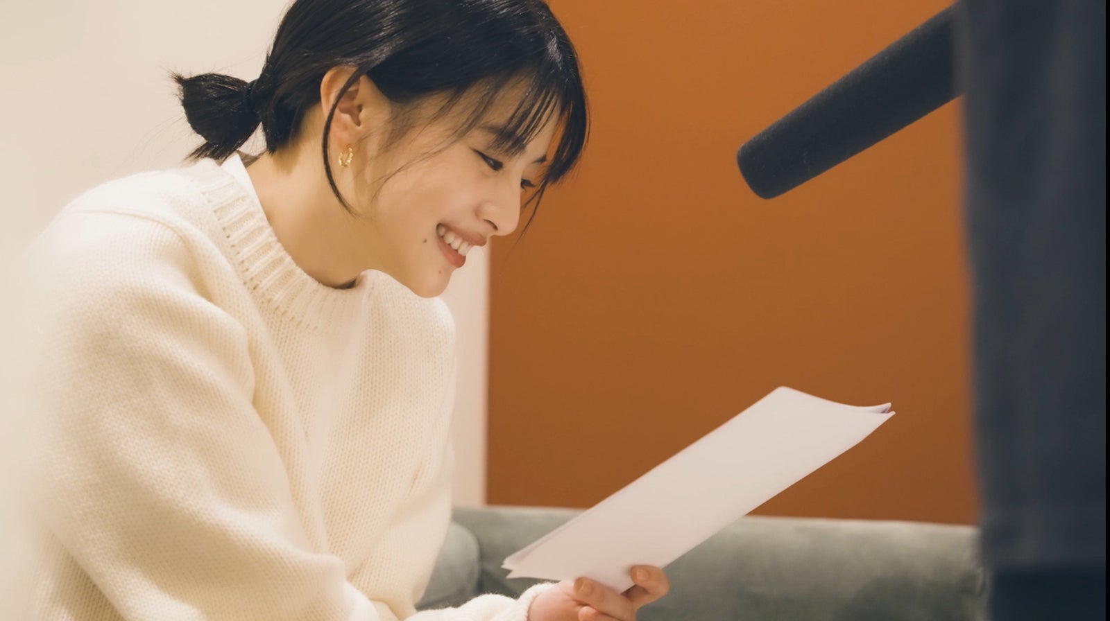 出口夏希／メルティーキッス新CM「冬の待ち合わせ」篇メイキングカット（提供写真）