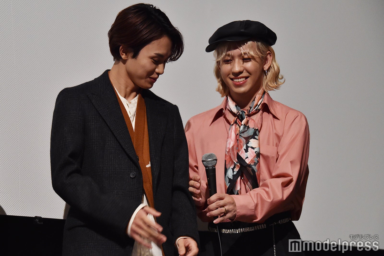 タクヤにそっとマイクを渡すりゅうちぇる （C）モデルプレス