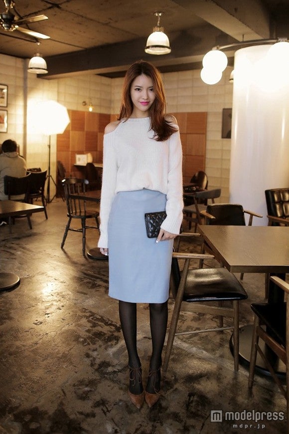 肌見せニットで“ちょいフェロ”イイ女「ショルダーカットアウトモヘアニット 7,171円（税込）」Photo by DHOLIC