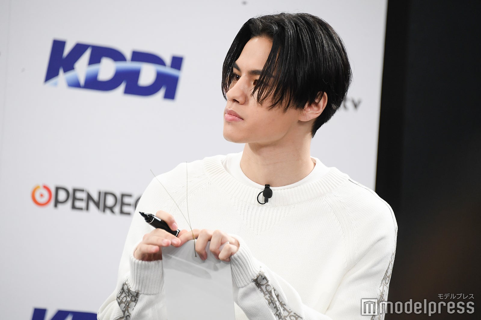 短冊に願い事を書く海沼流星 （C）モデルプレス