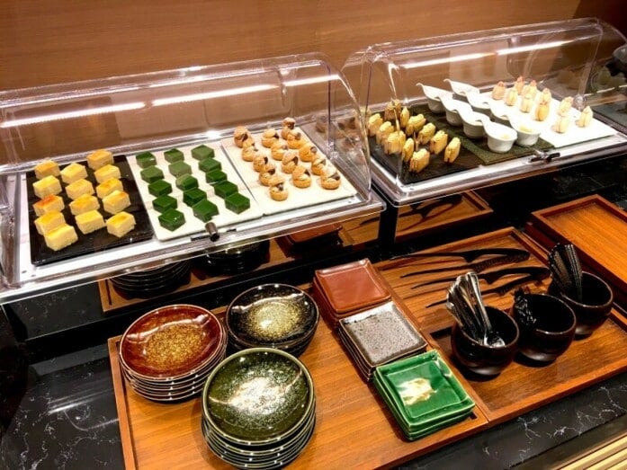 ラウンジに用意されたプチケーキの数々