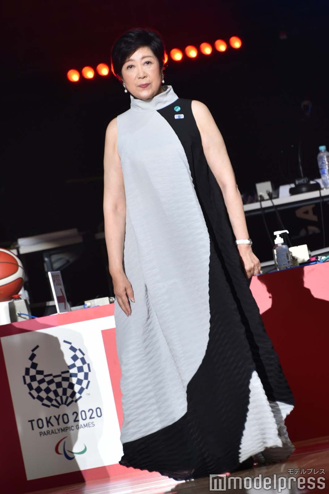 モノトーンドレスで／小池百合子都知事（C）モデルプレス