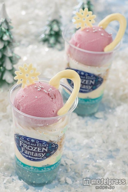 グレープシャーベットとブルーゼリーのサンデー¥500(C)Disney