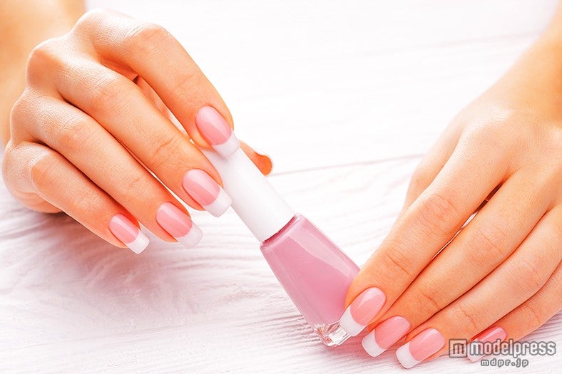 剥がれそうなジェルの応急処置にトップコートを（Photo by TitovStudio）