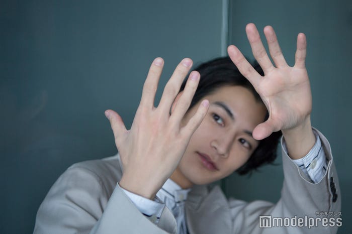 「赤ちゃんの手ってもっと肉ついてると思うんですけど(笑)」と渡邊(C)モデルプレス