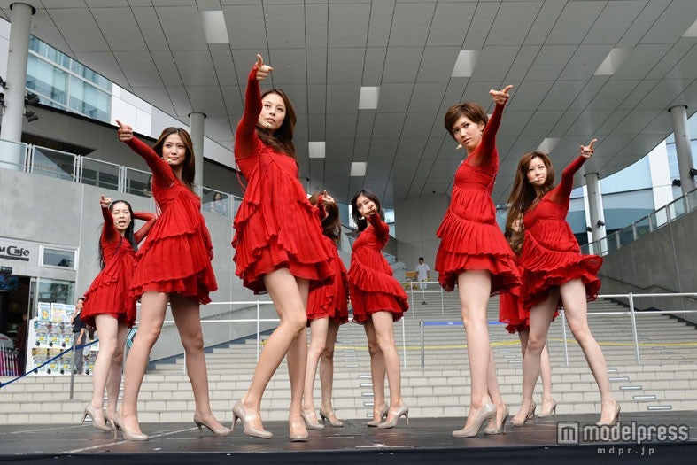 平均身長175㎝の美脚美女集団“モデルガールズ”、SEXY衣装で新曲初パフォーマンス