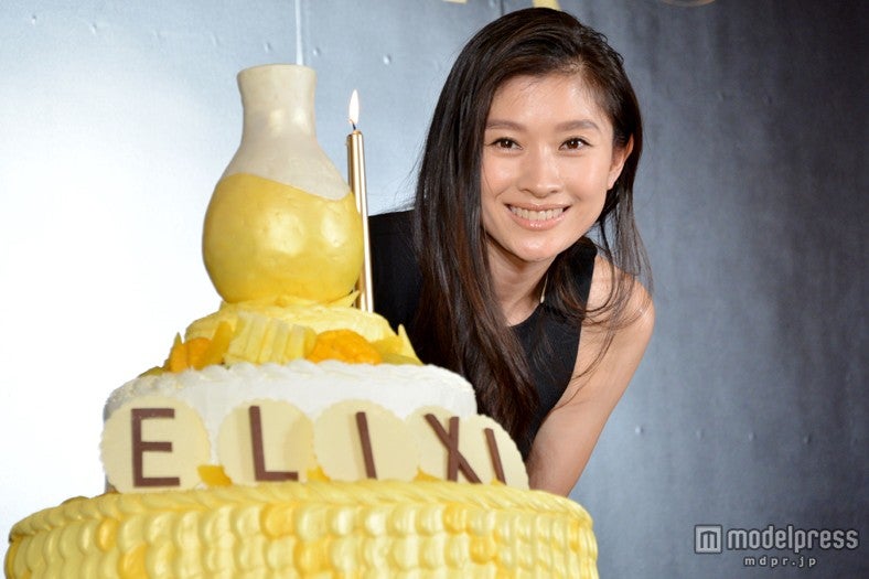 資生堂「エリクシール」30周年をバースデーケーキでお祝いした篠原涼子