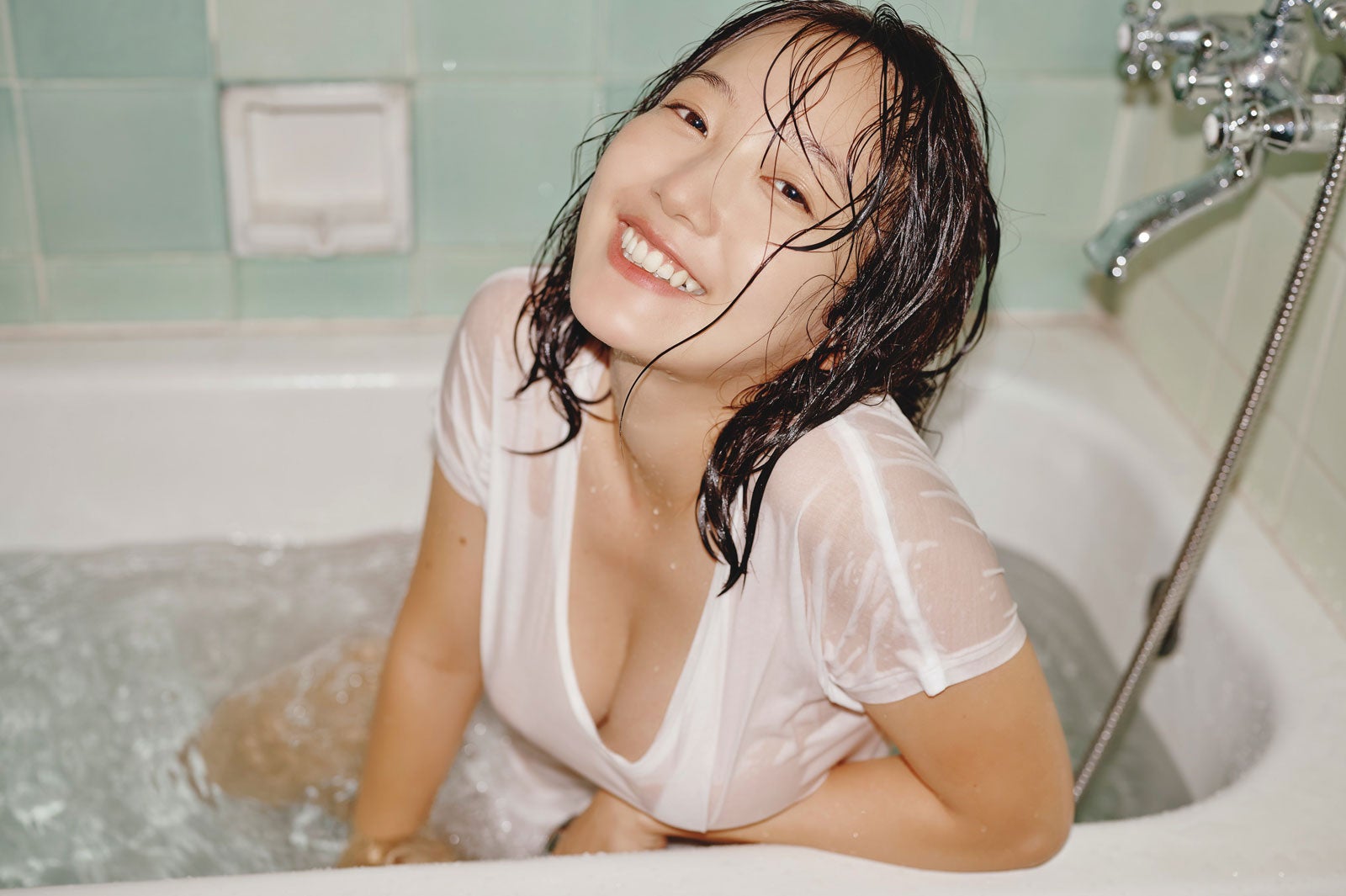 京佳、お風呂ヌードグラビア披露 水の滴る姿に釘付け