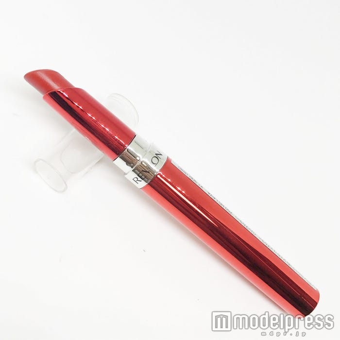 【レブロン】「 ウルトラHD ジェルリップカラー」“No.750 LAVA”/写真:Risa(C)モデルプレス