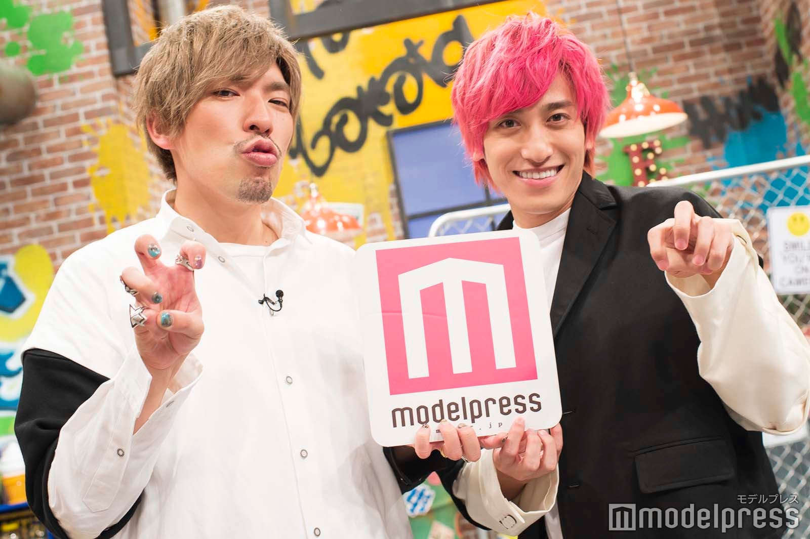 そろってmポーズを決めるりんたろー。と兼近大樹 （C）モデルプレス