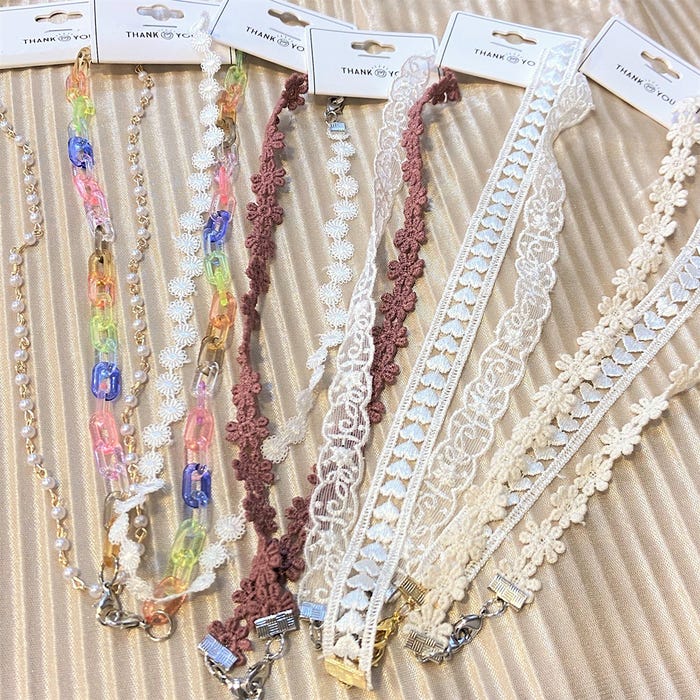 レースやネックレス風などデザインは様々/「サンキューマート」マスクストラップ/全品390円+税(C)ELSONIC