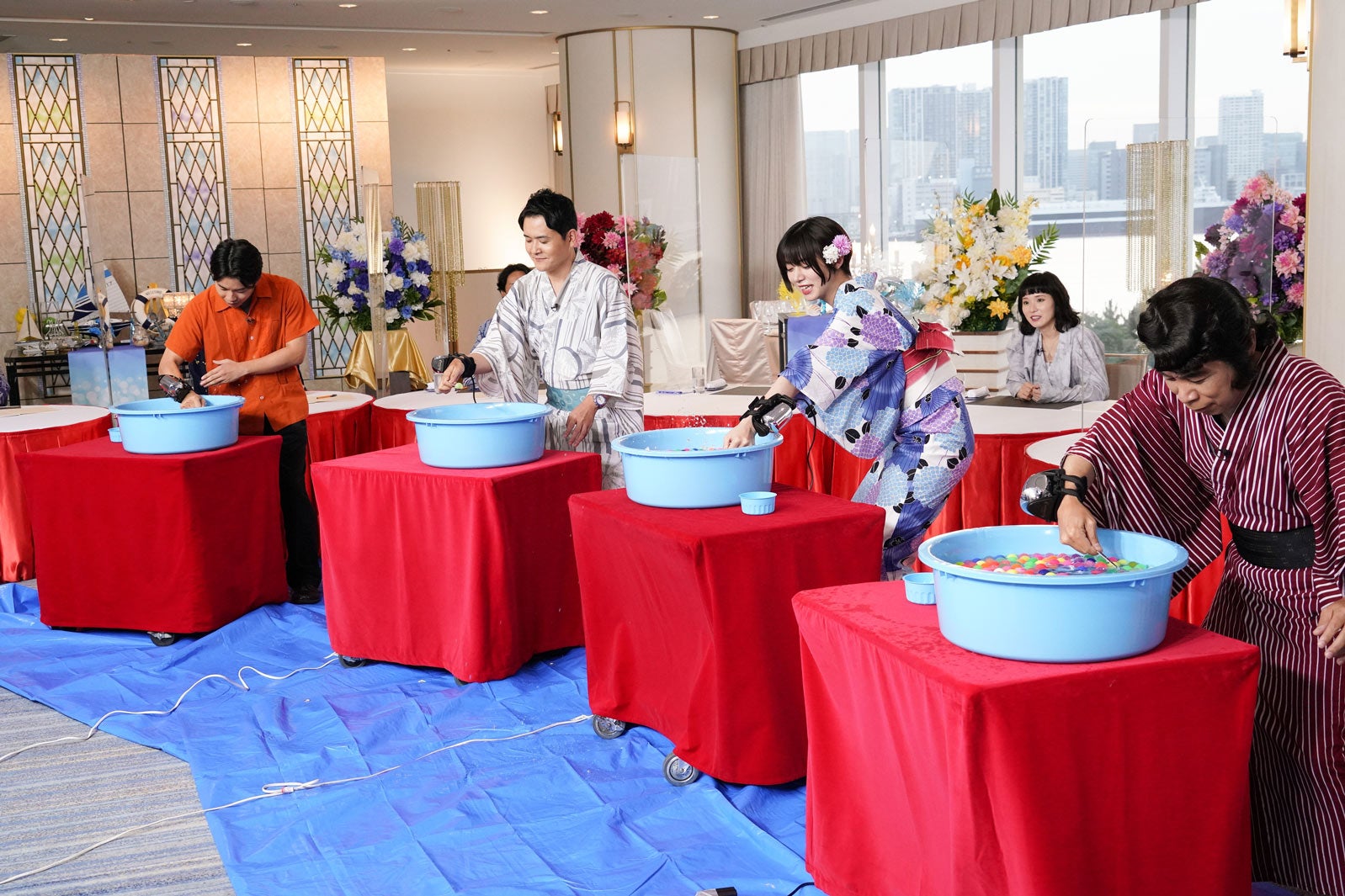 （左から）仲野太賀、ノブ、池田エライザ、松岡茉優、岡村隆史（C）日本テレビ