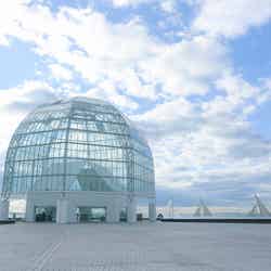 ガラスドームが目印の東京都葛西臨海水族園(提供画像)