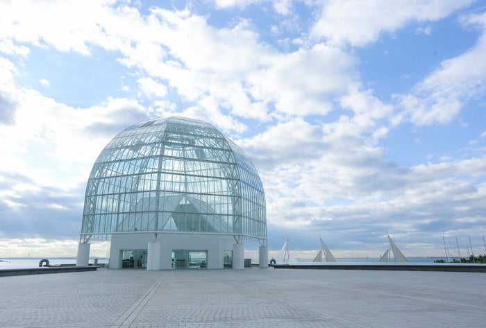 ガラスドームが目印の東京都葛西臨海水族園（提供画像）