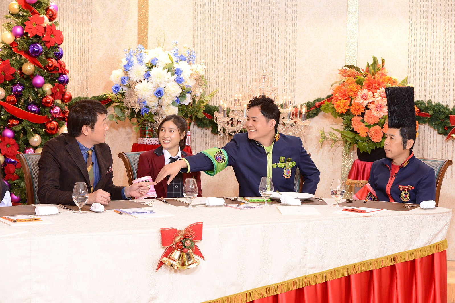 （左から）加藤浩次、土屋太鳳、ノブ、岡村隆史（C）日本テレビ