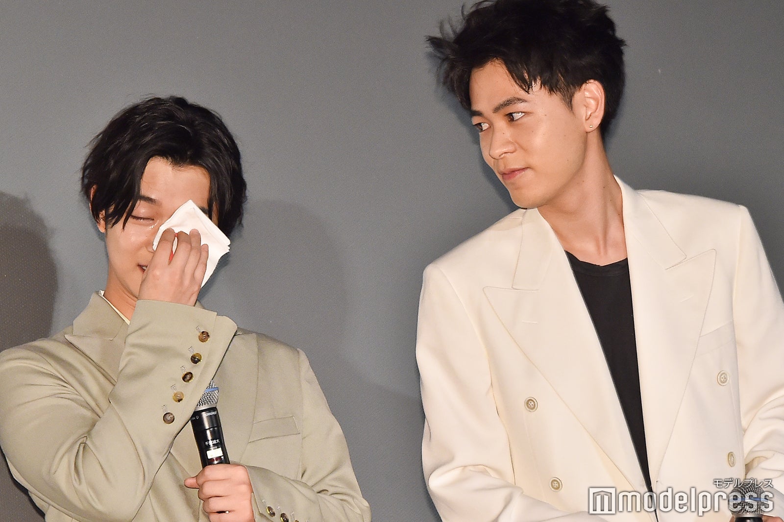 千葉雄大、成田凌のハンカチで涙を拭く （C）モデルプレス