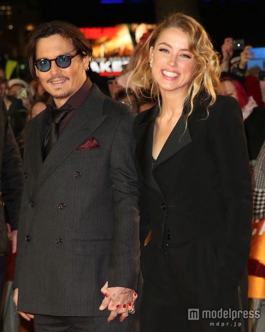 笑顔で手つなぎ。WENN.com/Zeta Image