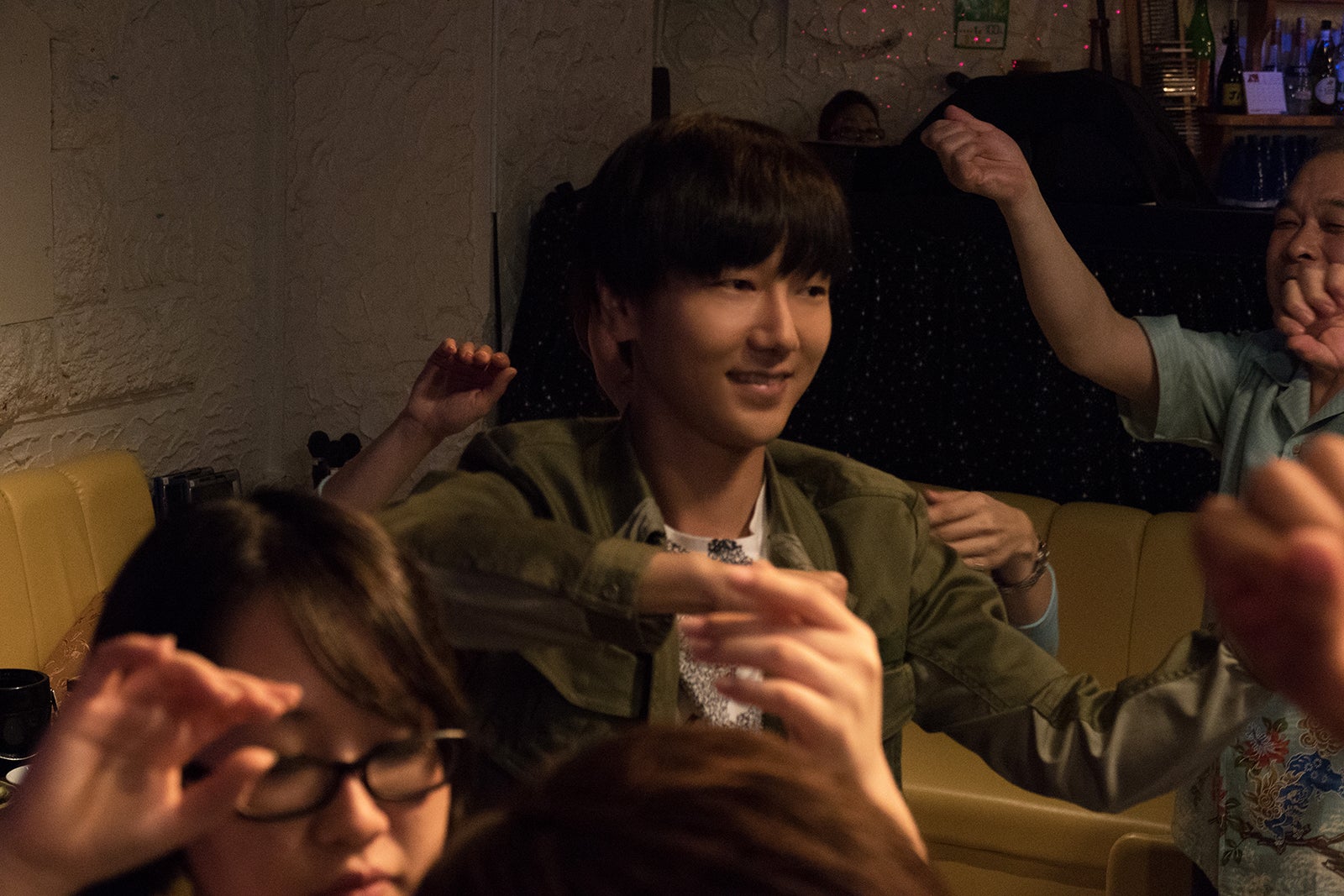 沖縄の踊り“カチャーシー”を踊るシーンも（C）2016「いきなり先生」製作委員会