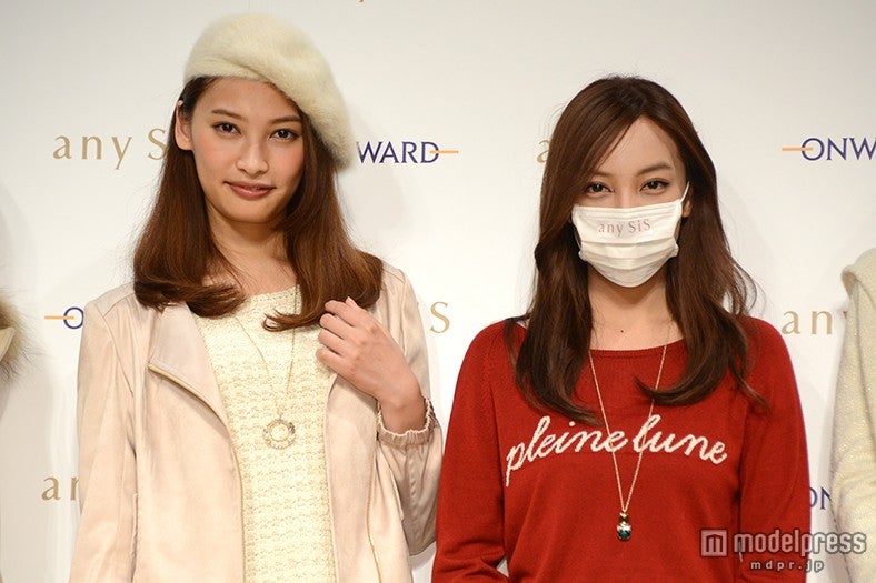 大政絢（左）のものまねメイクを披露するざわちん（右）