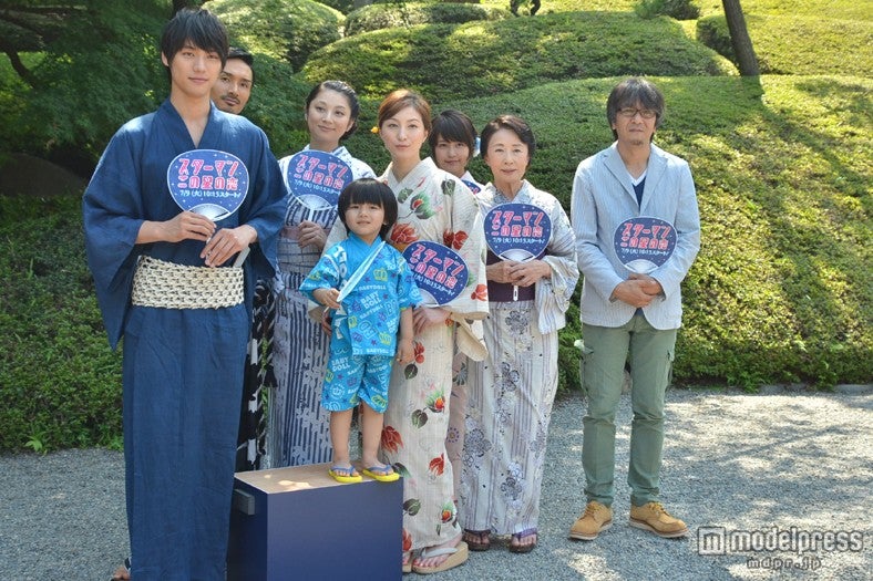 （後列左から）KENCHI、小池栄子、有村架純（前列左から）福士蒼汰、子役・五十嵐陽向、広末涼子、吉行和子、脚本家の岡田惠和氏