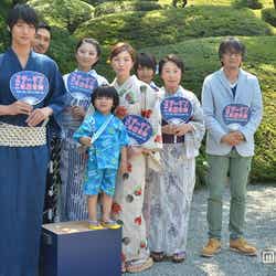 (後列左から)KENCHI、小池栄子、有村架純(前列左から)福士蒼汰、子役・五十嵐陽向、広末涼子、吉行和子、脚本家の岡田惠和氏