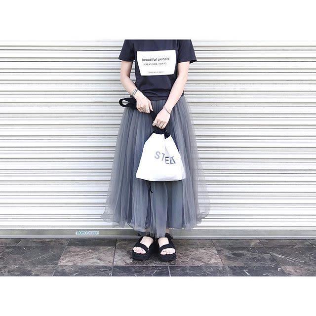 基本色チュールスカートで甘くない着こなしに カジュアルに楽しむチュールスカートコーデ8選 モデルプレス