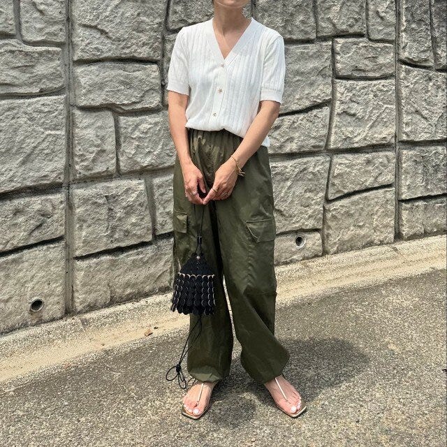 カーディガン×カーゴパンツで大人っぽく 2024夏カーディガンとカーゴワイドパンツコーデ