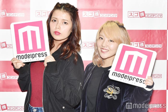 モデルプレスのロゴを持っての撮影でモデル気分 (C)モデルプレス