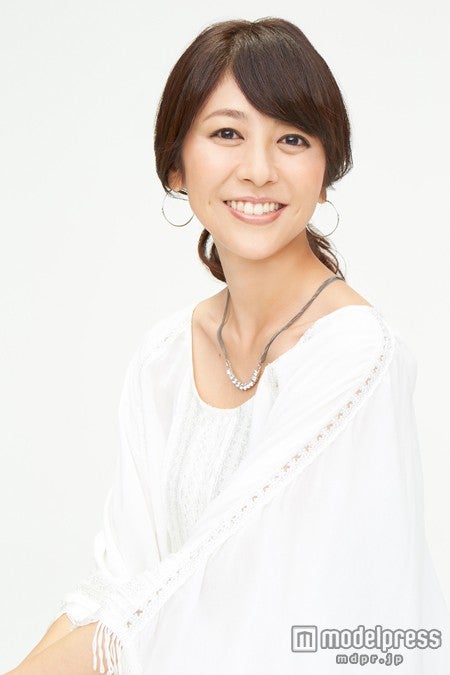 綾部の元妻役を演じる白石美帆