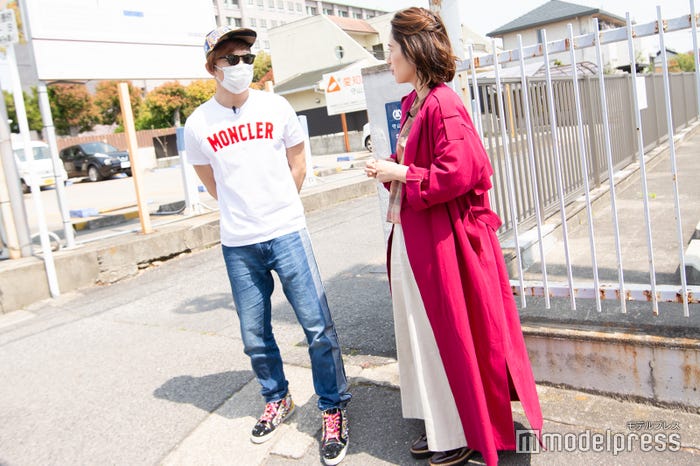 守山駐屯地付近で当時を振り返るラファエル (C)モデルプレス