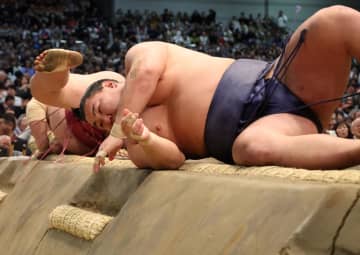波乱の春場所、中日も大荒れ 横綱、2大関総崩れ 豊昇龍は痛恨2敗目 大栄翔に土俵際ではたき込まれる 安青錦は3連敗、琴桜も平戸海に苦杯 1敗は霧島ら4人